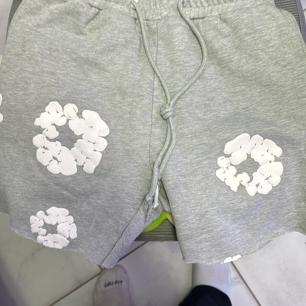 Size medium above knee denim tear shorts (real)